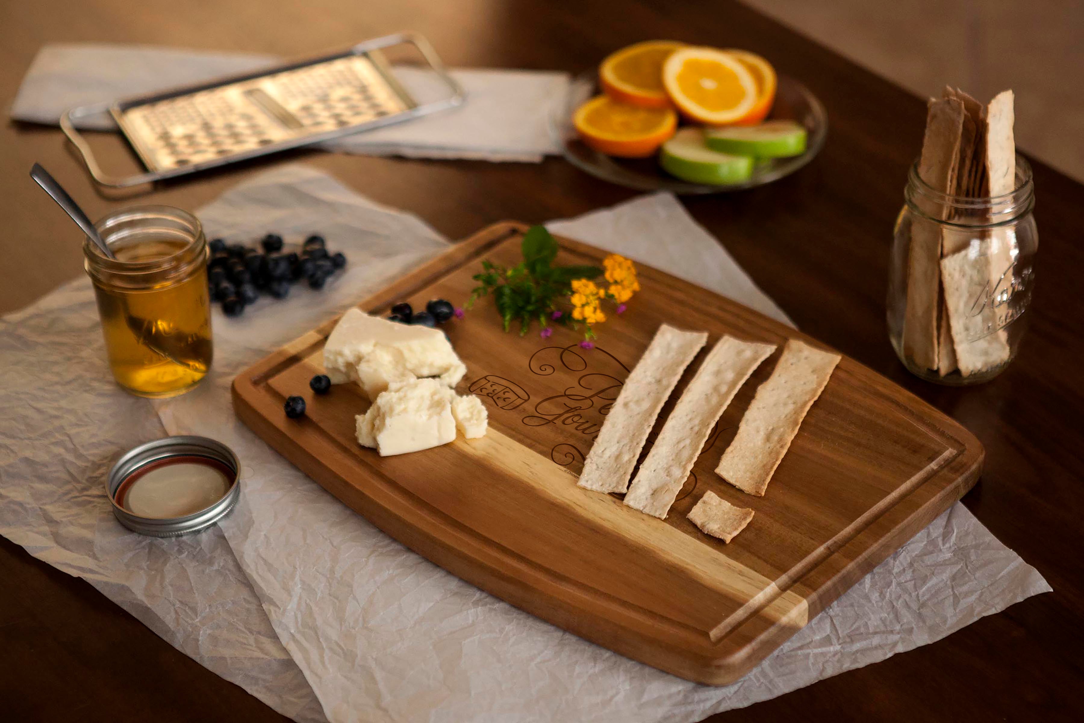 Ratatouille - Ovale Acacia Cutting Board