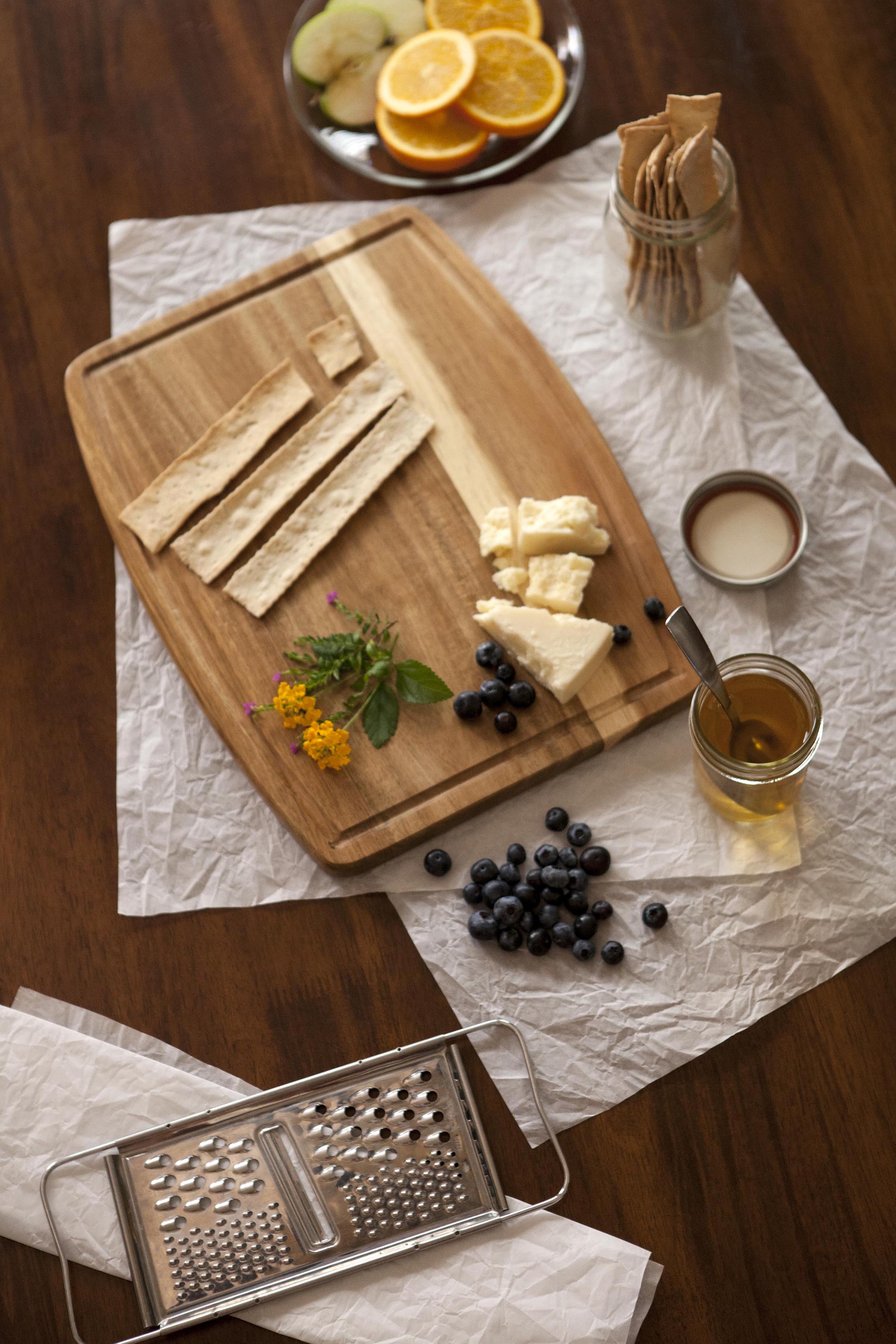 Ratatouille - Ovale Acacia Cutting Board