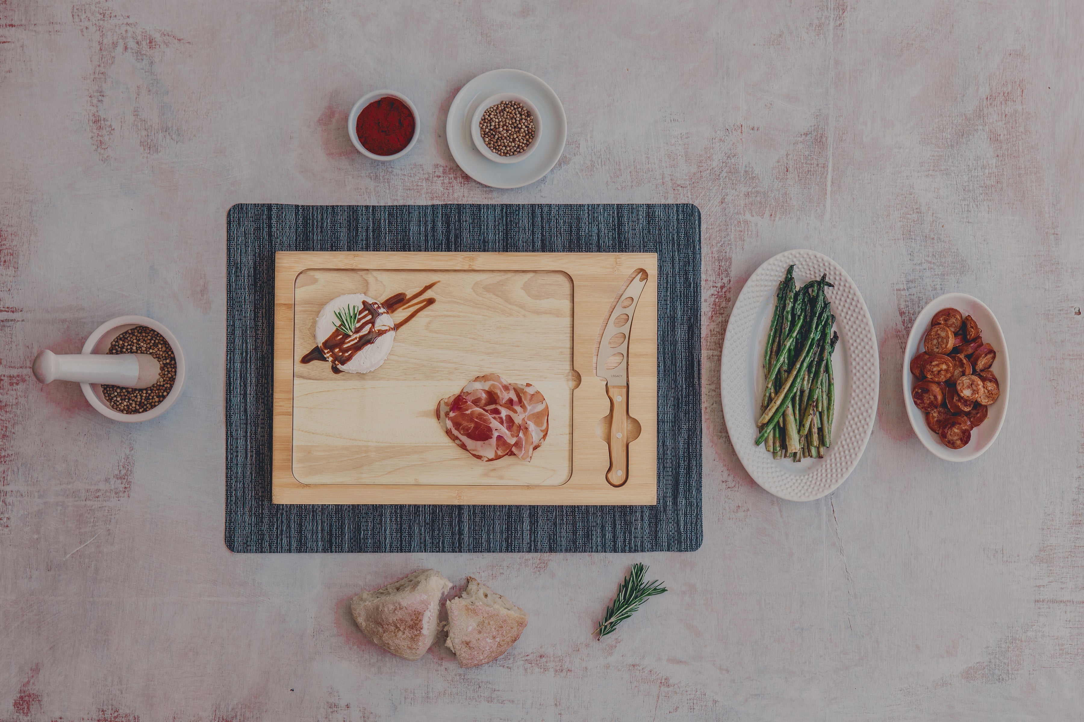 Los Angeles Rams Football Field - Icon Glass Top Cutting Board & Knife Set