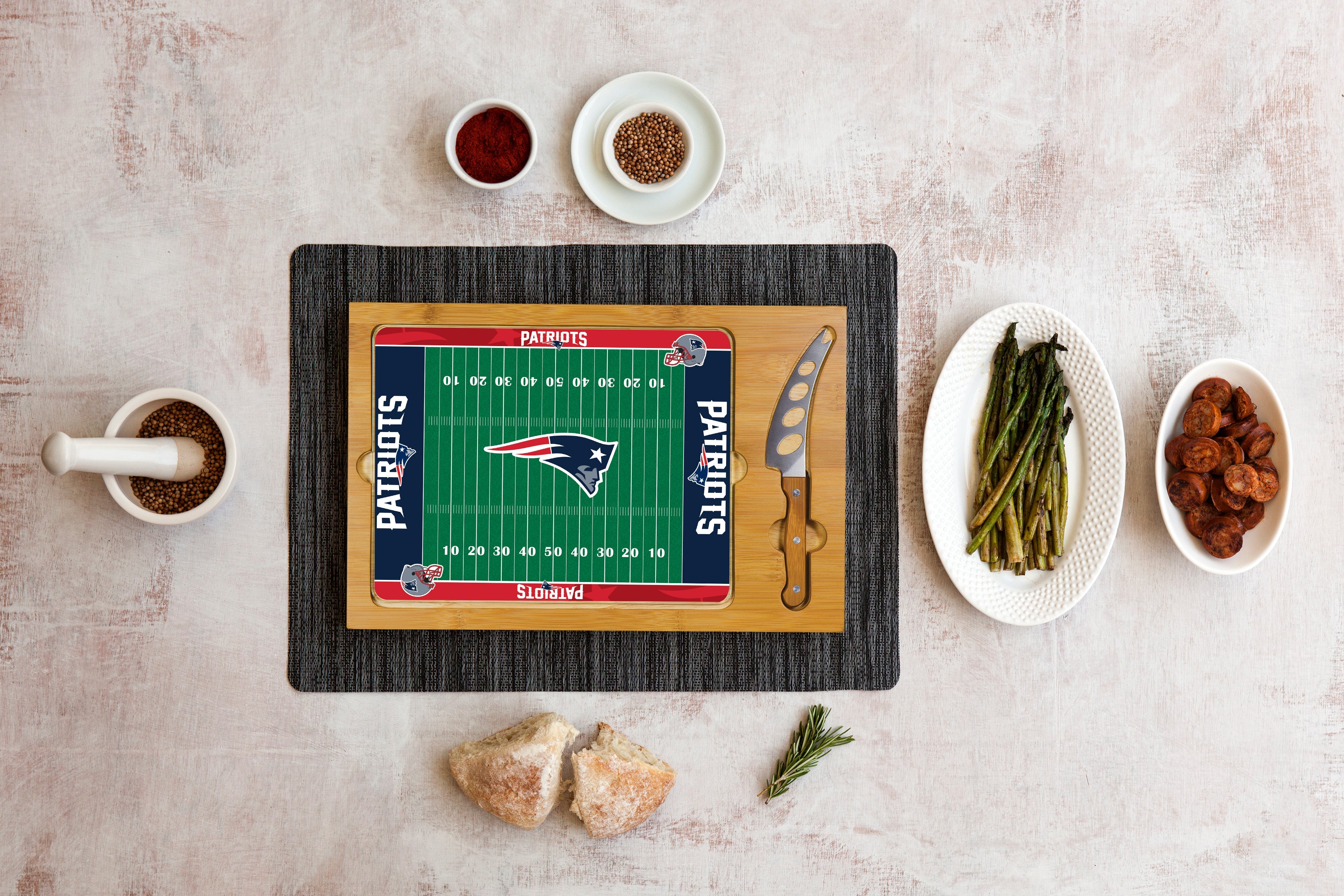 New England Patriots Football Field - Icon Glass Top Cutting Board & Knife Set